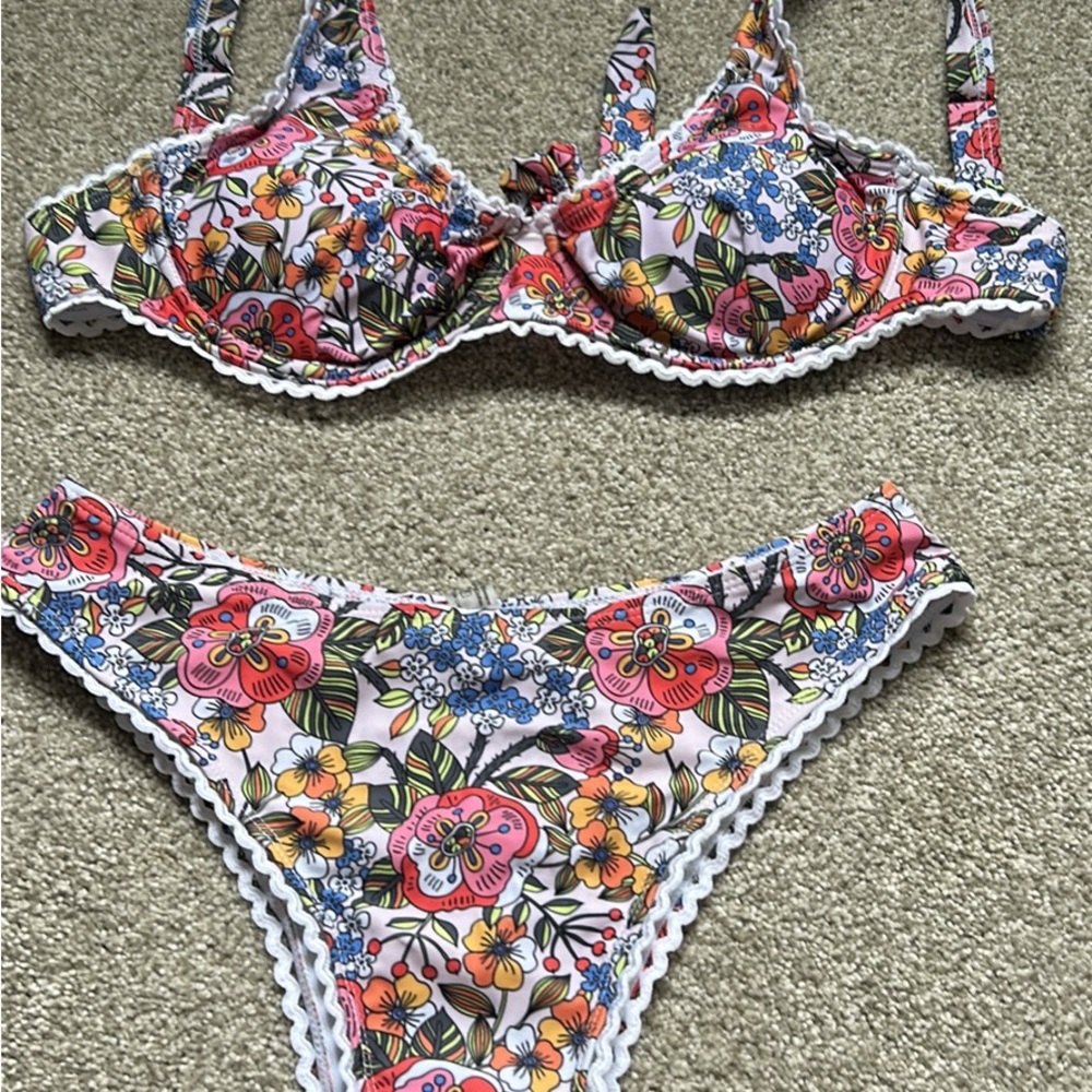 Brand new Floral Print Women's Bikini Set large but fits like a medium